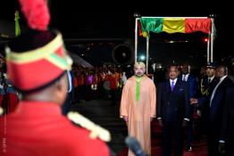 Image du Maroc Professionnelle de  Arrivée de Sa Majesté le Roi Mohammed VI à Brazzaville pour participer au 1er  Sommet des Chefs d'Etat et de gouvernement de la Commission Climat et du Fonds Bleu du Bassin du Congo. Samedi 28 Avril 2018, Le souverain a été accueillit par Denis Sassou NíGuesso, président de la république du Congo. (Photo/ SPPR) via Jalilbounhar.com
 